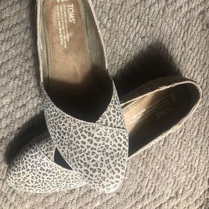 Toms “Jutti” leopard print flats
